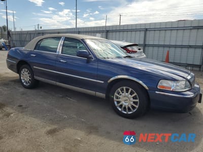 Czwarte zdjęcie samochodu z boku: 2007 LINCOLN TOWN CAR SIGNATURE VIN:1LNHM81W27Y609736 - miniatura