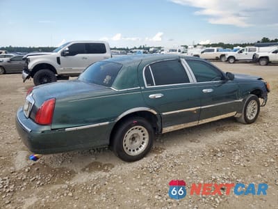Trzecie zdjęcie samochodu z tyłu: 2000 LINCOLN TOWN CAR EXECUTIVE VIN:1LNHM81W8YY820974 - miniatura