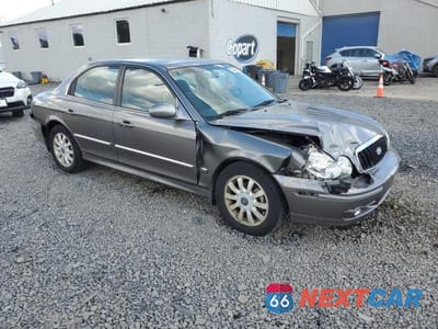 Czwarte zdjęcie samochodu z boku: 2004 HYUNDAI SONATA GLS VIN:KMHWF35HX4A946451 - miniatura