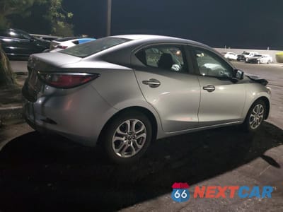 Trzecie zdjęcie samochodu z tyłu: 2018 TOYOTA YARIS IA VIN:3MYDLBYV9JY301203 - miniatura