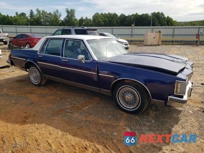 Czwarte zdjęcie samochodu z boku: 1985 OLDSMOBILE DELTA 88 ROYALE BROUGHAM VIN:1G3BY69Y2FY379333 - miniatura
