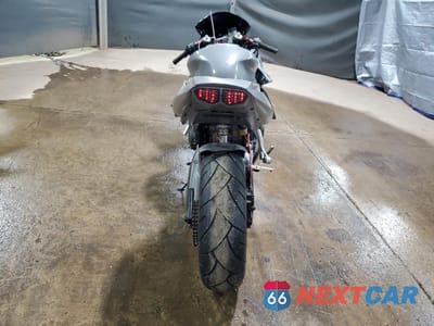 Czwarte zdjęcie samochodu z boku: 2005 YAMAHA YZFR6 L VIN:JYARJ06E65A025408 - miniatura