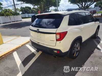 Czwarte zdjęcie samochodu z boku: 2021 HONDA PASSPORT TOURING VIN:5FNYF7H9XMB009275 - miniatura
