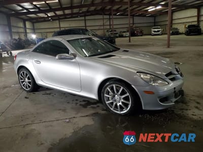 Czwarte zdjęcie samochodu z boku: 2005 MERCEDES-BENZ SLK 350 VIN:WDBWK56F25F027183 - miniatura