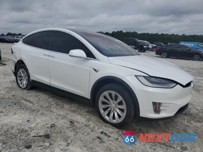 Czwarte zdjęcie samochodu z boku: 2020 TESLA MODEL X VIN:5YJXCDE26LF303233 - miniatura