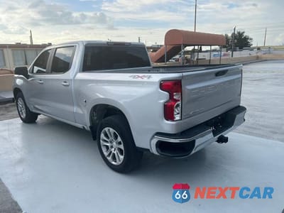 Trzecie zdjęcie samochodu z tyłu: 2021 CHEVROLET SILVERADO K1500 LT VIN:3GCUYDET2MG212792 - miniatura