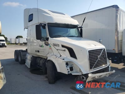 2011 VOLVO VNL SEMI TRUCK 4V4NC9TH7BN531144 - główne zdjęcie licytacji z USA - miniatura