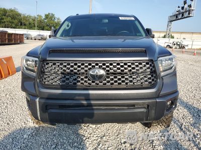 Piąte zdjęcie samochodu w środku: 2018 TOYOTA TUNDRA CREWMAX SR5 VIN:5TFDY5F14JX750551 - miniatura