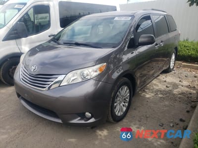 2017 TOYOTA SIENNA XLE 5TDYZ3DC7HS806702 - główne zdjęcie licytacji z USA - miniatura