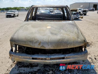 Piąte zdjęcie samochodu w środku: 2000 CHEVROLET SILVERADO C2500 VIN:1GCGC29U2YE385986 - miniatura