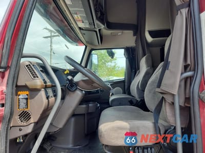 Piąte zdjęcie samochodu w środku: 2016 VOLVO VN VNL VIN:4V4NC9EH8GN947529 - miniatura