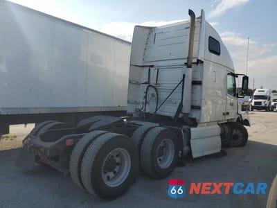 Czwarte zdjęcie samochodu z boku: 2011 VOLVO VNL SEMI TRUCK VIN:4V4NC9TH7BN531144 - miniatura
