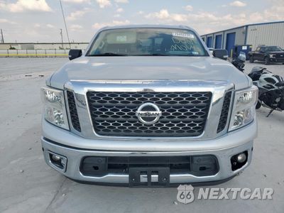 Piąte zdjęcie samochodu w środku: 2017 NISSAN TITAN SV VIN:1N6AA1E68HN574636 - miniatura