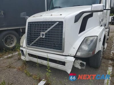 Zdjęcie 9 z 10 samochodu: 2012 VOLVO VNL SEMI TRUCK VIN:4V4NC9EH6CN547740 - miniatura