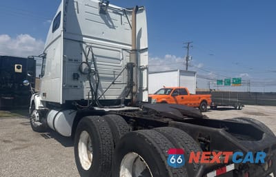 Trzecie zdjęcie samochodu z tyłu: 2003 VOLV VN VNL - TRUCKS VIN:4V4NC9JH83N348324 - miniatura