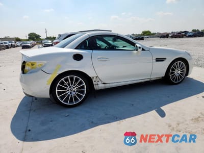 Trzecie zdjęcie samochodu z tyłu: 2019 MERCEDES-BENZ SLC 300 VIN:WDDPK3JA4KF160356 - miniatura