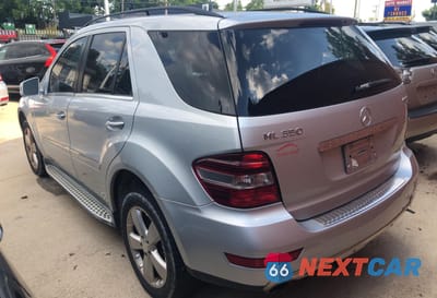 Trzecie zdjęcie samochodu z tyłu: 2011 MERCEDES-BENZ ML 350 4MATIC VIN:4JGBB8GB4BA676243 - miniatura
