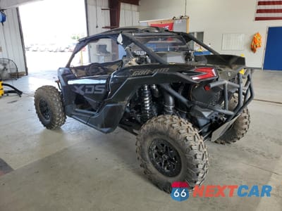 Trzecie zdjęcie samochodu z tyłu: 2025 CAN-AM MAVERICK X3 X DS TURBO RR VIN:3JBVDAV46SE000075 - miniatura