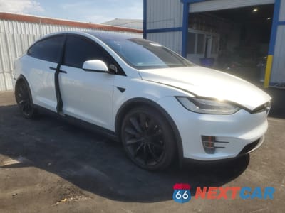 Czwarte zdjęcie samochodu z boku: 2019 TESLA MODEL X VIN:5YJXCDE29KF197875 - miniatura