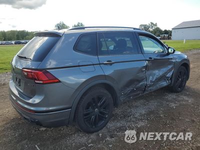 Trzecie zdjęcie samochodu z tyłu: 2022 VOLKSWAGEN TIGUAN SE R-LINE BLACK VIN:3VV8B7AX9NM066456 - miniatura