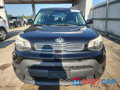 Piąte zdjęcie samochodu w środku: 2017 KIA SOUL VIN:KNDJN2A2XH7882797 - miniatura