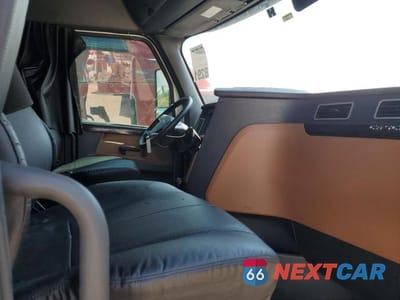 Piąte zdjęcie samochodu w środku: 2020 FREIGHTLINER CASCADIA 126 SEMI TRUCK VIN:3AKJHHDR4LSMC3762 - miniatura