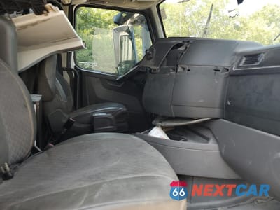 Piąte zdjęcie samochodu w środku: 2019 VOLVO VNL SEMI TRUCK VIN:4V4NC9EH0KN905347 - miniatura