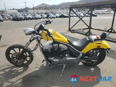 Trzecie zdjęcie samochodu z tyłu: 2022 HONDA VT1300 CXA VIN:JH2SC6169NK600301 - miniatura