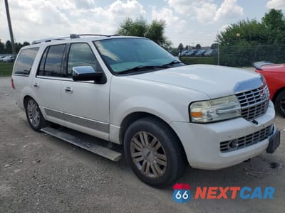 Czwarte zdjęcie samochodu z boku: 2011 LINCOLN NAVIGATOR VIN:5LMJJ2J55BEJ01668 - miniatura