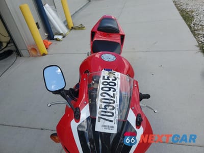 Piąte zdjęcie samochodu w środku: 2023 HONDA CBR600 RR VIN:JH2PC40J7PK900292 - miniatura
