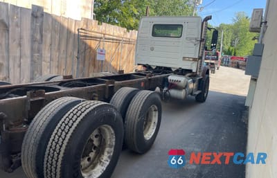 Czwarte zdjęcie samochodu z boku: 2011 VOLV VHD - TRUCKS TRUCK CAB AND CHASSIS VIN:4V5KC9EJXBN296107 - miniatura