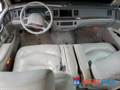 Zdjęcie 8 z 14 samochodu: 1996 LINCOLN TOWN CAR SIGNATURE VIN:1LNLM82W8TY720942 - miniatura
