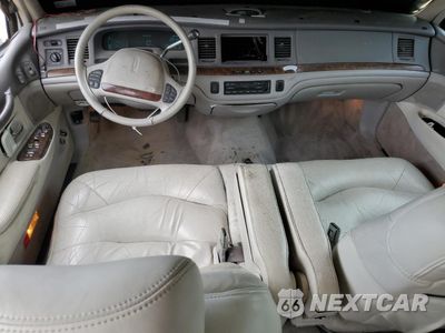 Zdjęcie 8 z 14 samochodu: 1996 LINCOLN TOWN CAR SIGNATURE VIN:1LNLM82W8TY720942 - miniatura