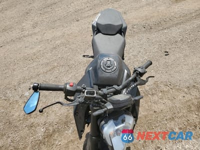 Piąte zdjęcie samochodu w środku: 2023 KTM 200 DUKE VIN:MD2JPC409PC020973 - miniatura
