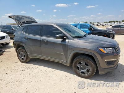 Czwarte zdjęcie samochodu z boku: 2020 JEEP COMPASS SPORT VIN:3C4NJDAB1LT120326 - miniatura