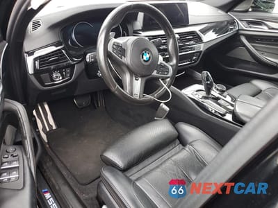 Zdjęcie 8 z 14 samochodu: 2018 BMW M550XI VIN:WBAJB9C50JB036218 - miniatura