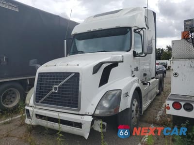 Drugie zdjęcie samochodu z przodu: 2012 VOLVO VNL SEMI TRUCK VIN:4V4NC9EH6CN547740 - miniatura