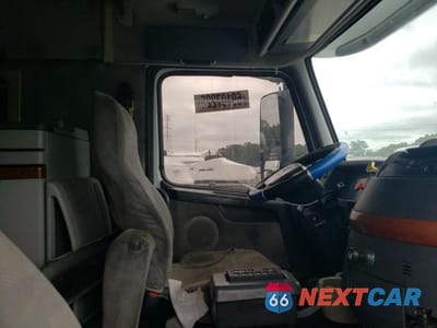 Piąte zdjęcie samochodu w środku: 2008 VOLVO VNL SEMI TRUCK VIN:4V4NC9GH18N482610 - miniatura