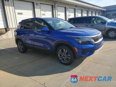 Czwarte zdjęcie samochodu z boku: 2021 KIA SELTOS S VIN:KNDEU2AA0M7215579 - miniatura