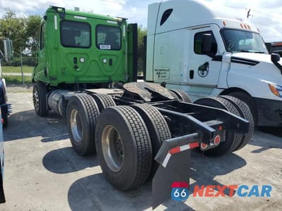 Trzecie zdjęcie samochodu z tyłu: 2021 FREIGHTLINER CASCADIA 116 SEMI TRUCK VIN:1FUJHTDV8MLMM8326 - miniatura