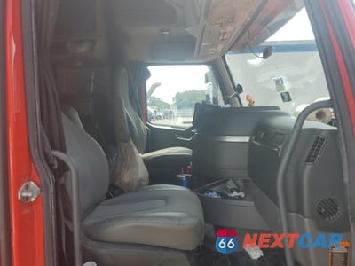 Piąte zdjęcie samochodu w środku: 2023 VOLVO VN VNL - TRUCKS SEMI TRUCK VIN:4V4NC9EH4PN616494 - miniatura