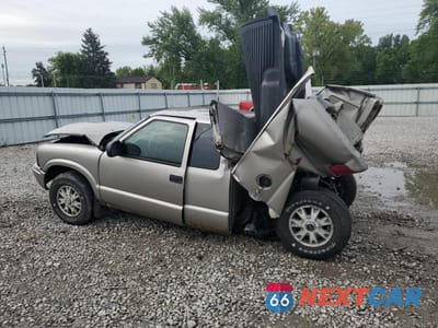 Drugie zdjęcie samochodu z przodu: 2002 GMC SONOMA VIN:1GTDT19W028232897 - miniatura