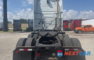 Piąte zdjęcie samochodu w środku: 2003 VOLV VN VNL - TRUCKS VIN:4V4NC9JH83N348324 - miniatura