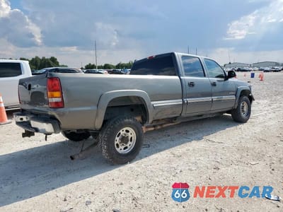 Trzecie zdjęcie samochodu z tyłu: 2002 CHEVROLET SILVERADO C2500 HEAVY DUTY VIN:1GCHC23U22F138966 - miniatura