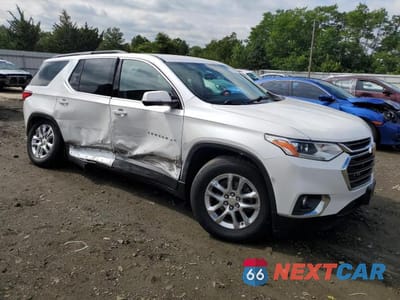 Czwarte zdjęcie samochodu z boku: 2020 CHEVROLET TRAVERSE LT VIN:1GNEVGKW1LJ317115 - miniatura