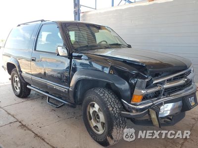 Czwarte zdjęcie samochodu z boku: 1999 CHEVROLET TAHOE K1500 VIN:3GNEK18R2XG186940 - miniatura