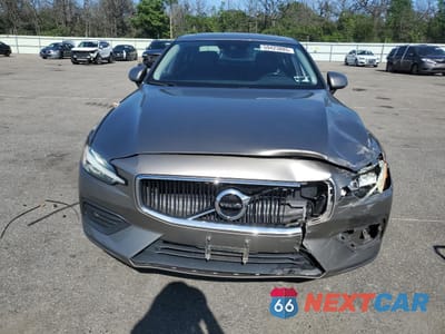 Piąte zdjęcie samochodu w środku: 2019 VOLVO S60 T6 MOMENTUM VIN:7JRA22TK6KG002774 - miniatura