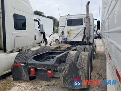 Czwarte zdjęcie samochodu z boku: 2008 VOLVO VNM SEMI TRUCK VIN:4V4MC9GF28N487616 - miniatura