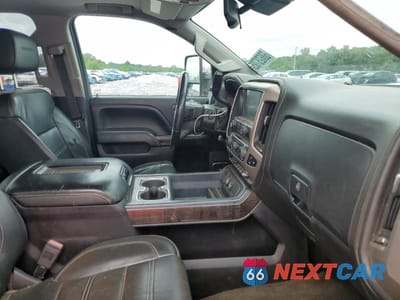 Piąte zdjęcie samochodu w środku: 2016 GMC SIERRA K2500 DENALI VIN:1GT12UE8XGF123820 - miniatura