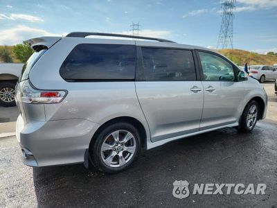 Trzecie zdjęcie samochodu z tyłu: 2019 TOYOTA SIENNA SE VIN:5TDEZ3DCXKS216732 - miniatura